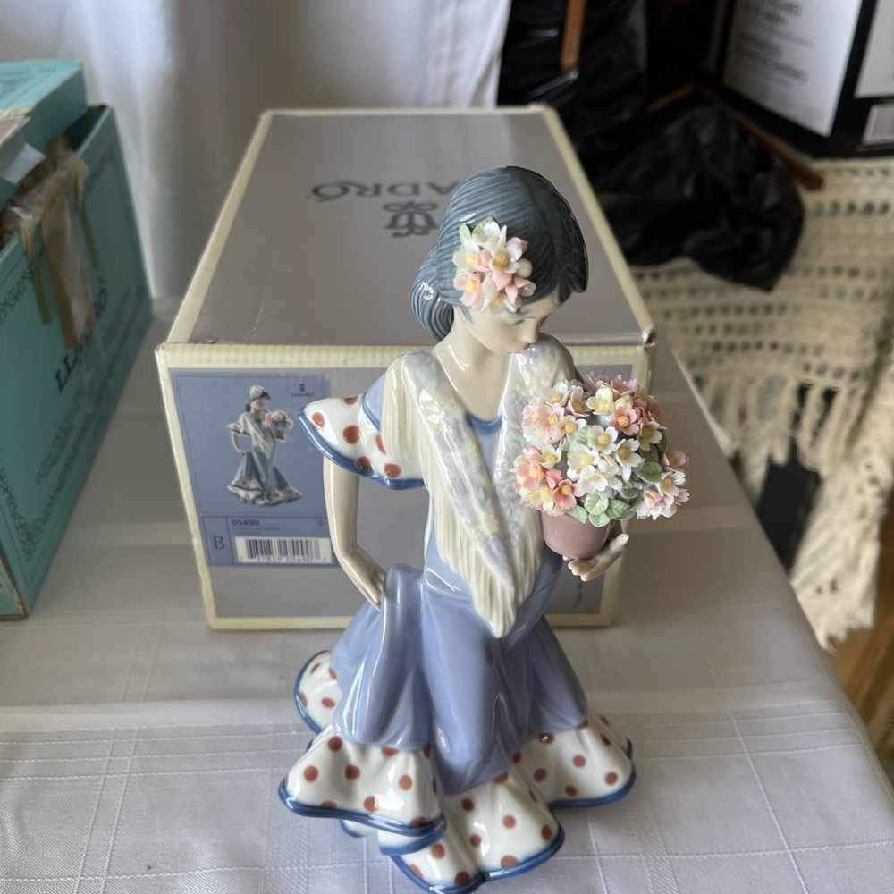 LLADRO FLOR MARIA PORCELAIN FIGURINE  5490